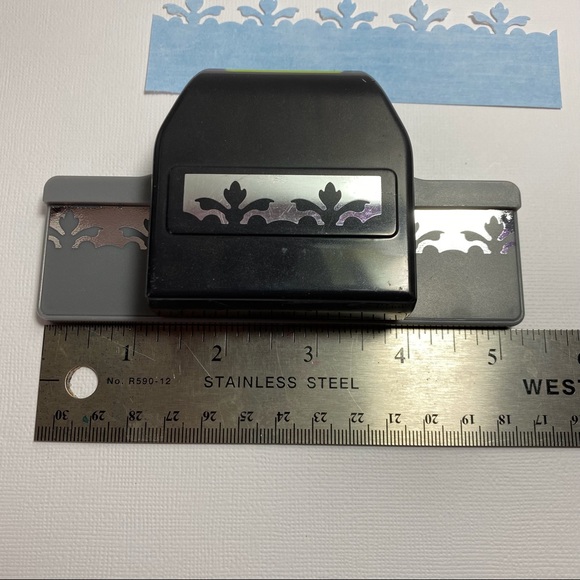 EK Success Edger Punch - Acanthus Leaf - Picture 5 of 7